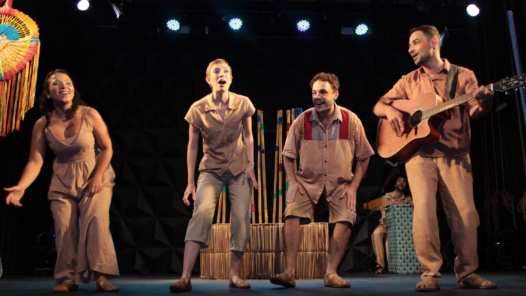 espetáculo Como a noite apareceu onde aparecem 4 pessoas em pé, onde uma delas está com o violão