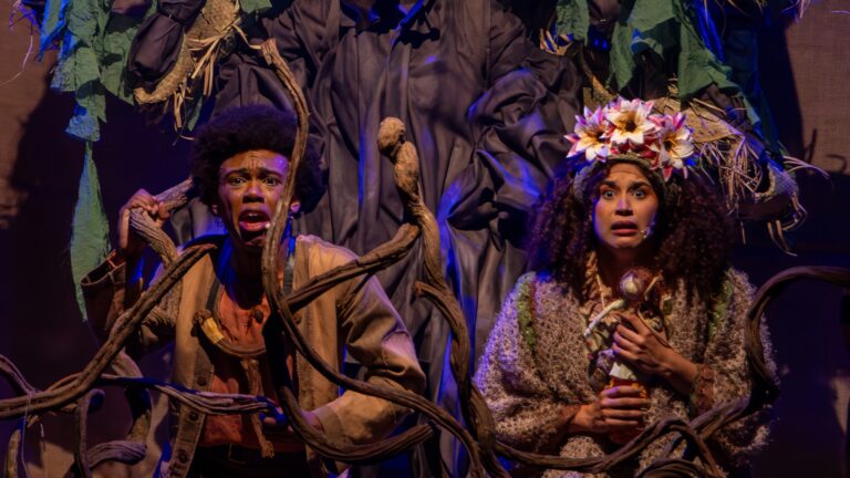 espetáculo joão e maria onde aparecem os dois personagens com cara de amedrontados