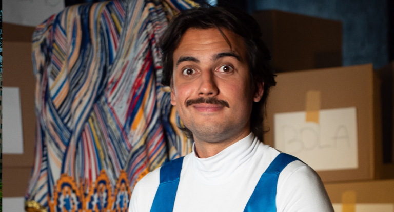 espetáculo muitos anos de vida onde aparece o ator principal com caras de boas